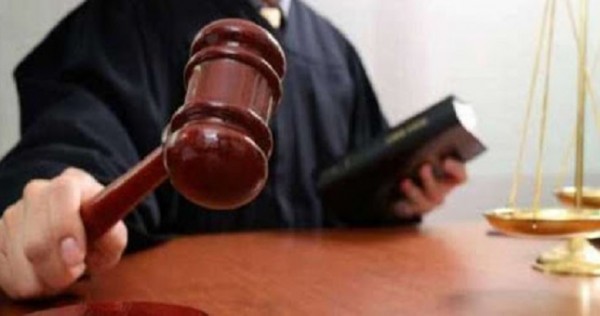 Подросток приговорен к 10 годам за убийство своей матери и двух сводных братьев