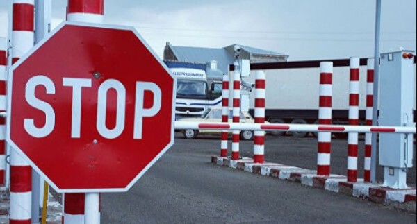 Россияне, желающие вернуться из Таджикистана домой на личном автотранспорте, все еще ждут разрешения на транзит