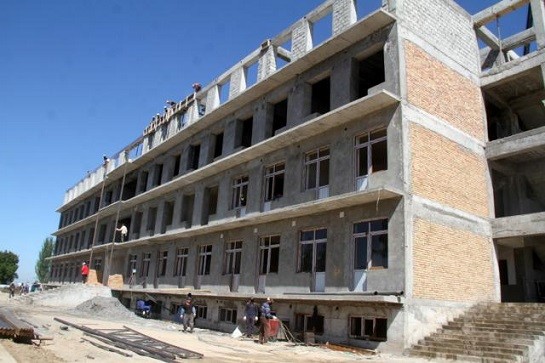 В Пенджикенте 60 человек заняты в строительстве нового здания больницы