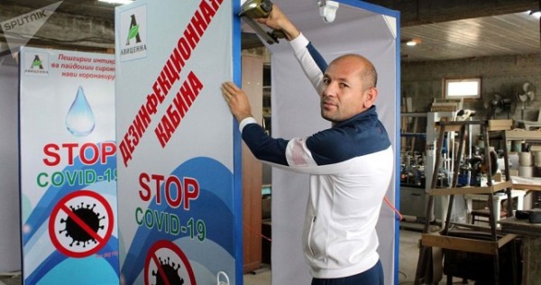 Убить за 5 секунд: таджикский плотник изобрел "кабину" от коронавируса
