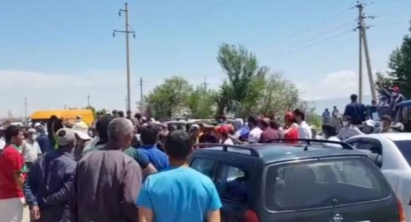 "Услышьте нас!". Жители пострадавшего от стихии Хуросона устроили акцию протеста