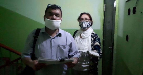 "Они не соблюдают дистанцию". Почему худжандцы недовольны визитами сотрудников городских служб?