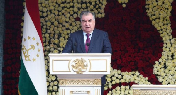 Рахмон поздравил граждан Таджикистана с Днем Победы