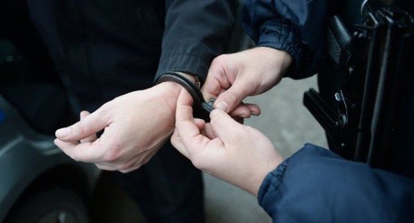 С подозрением в мошенничестве задержан сотрудник налоговой инспекции Зафарабада
