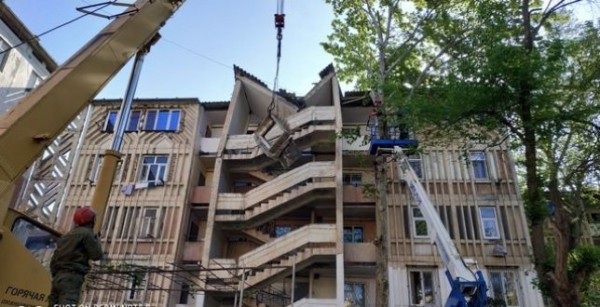 В одном из домов Душанбе произошел обвал бетонной плиты и козырька крыши, спасено 72 жильца, пострадавших нет