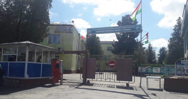 В Таджикистане около 400 человек находятся на карантине в больнице, где от пневмонии умер пациент
