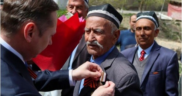 Ветеран-долгожитель из Худжанда награжден медалью "75 лет Победы"