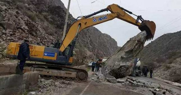 Водитель грузового автомобиля на автодороге «Душанбе — Худжанд» попал под камнепад