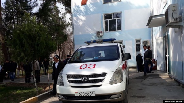 Госслужащий, находящийся в карантине в Варзобе, госпитализирован с ножевыми ранениями