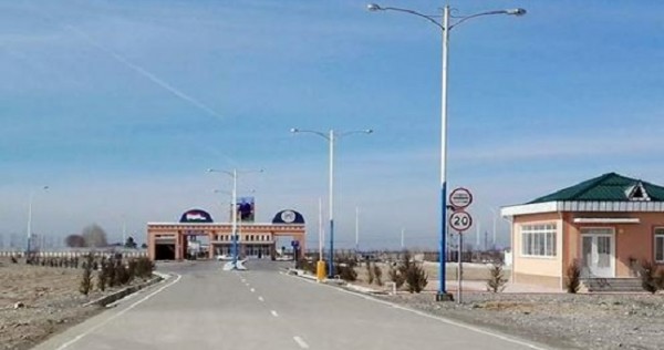 Застрявших под Ташкентом таджикистанцев отказались пускать на родину