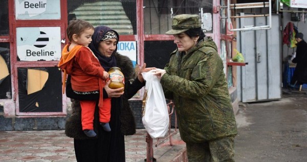 Военнослужащие 201 ВБ оказали продовольственную помощь малоимущей семье из Душанбе