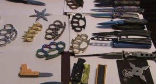 В Душанбе у торговца рынка конфисковали свыше 1,6 тыс. единиц холодного оружия