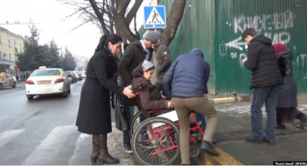 Когда прогулка испытание. Люди в колясках на улицах Душанбе