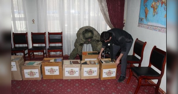 Военнослужащие 201-й российской военной базы передали свыше 1000 книг в Центральную городскую библиотеку им. А.Лахути