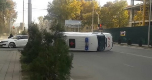 Машина скорой помощи попала в ДТП в Душанбе
