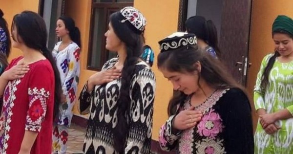 Соцсети возмущены: в Таджикистане школьницы вышли встречать чиновника в летней одежде