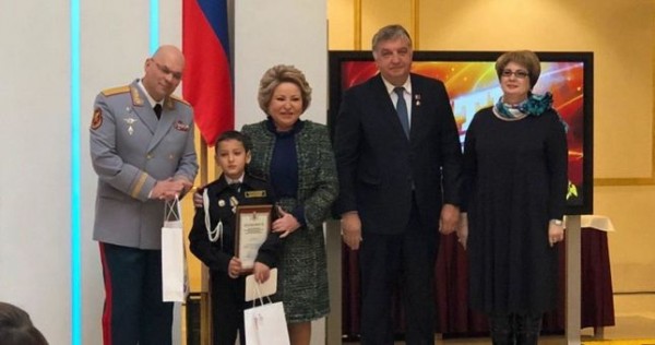 Матвиенко наградила медалью таджикского мальчика за спасение человека
