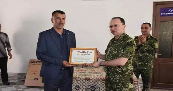 КЧС Таджикистана наградил жителя Айни, спасшего двух односельчан во время селя