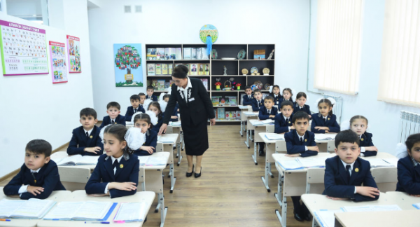 Рустам Эмомали поощрил столичных преподавателей денежными выплатами