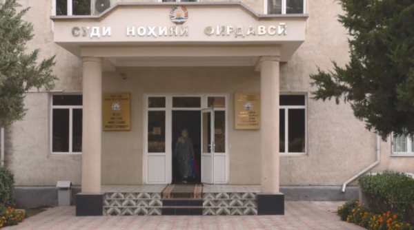 Экс-судья обвиняется в развратных действиях в отношении 12-летней девочки