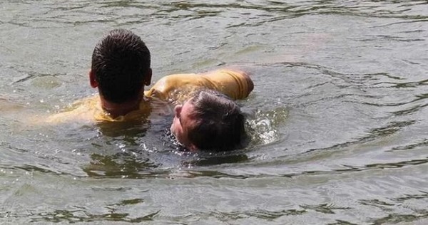 Спасатели вытащили из воды 12-летнего жителя Гулистона