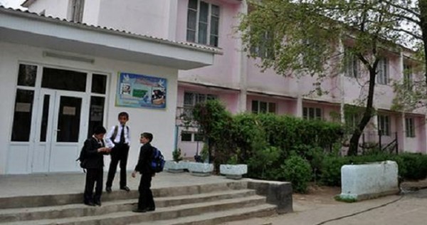 Учителей школы в Таджикистане оштрафовали за прогулы учеников