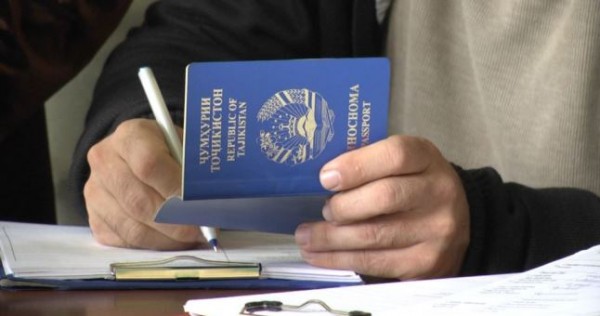 С приближением 15 августа очереди в паспортных отделах становятся длиннее