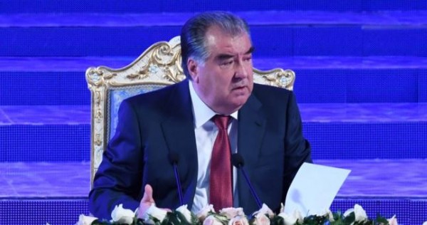 Эмомали Рахмон поздравил таджикистанцев с Днем молодежи