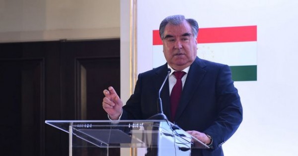 Рахмон допросил сотрудника таможни и уличил его во лжи