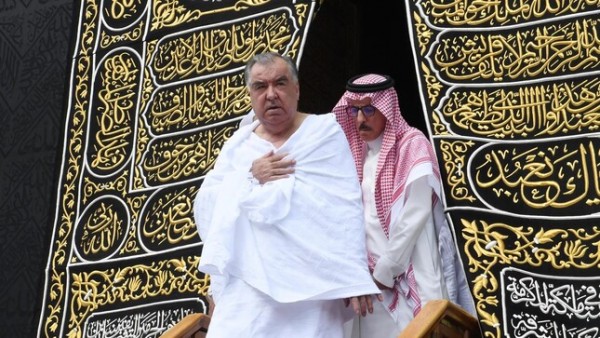 Эмомали Рахмон посетил священную Мекку
