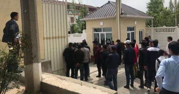 В Душанбе сборщики лекарственных растений устроили акцию протеста у офиса "Фароз"