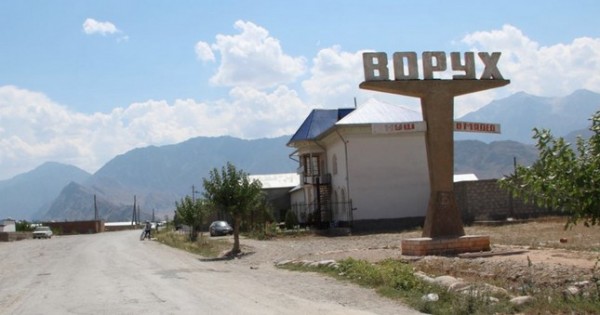 Близ Воруха кыргызстанцы закидали камнями таджикские такси и трактора