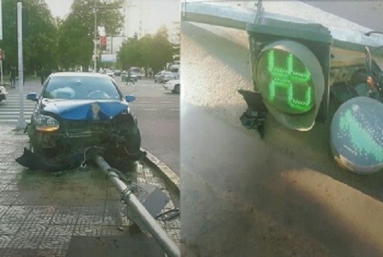 В Душанбе водитель разбил светофор и камеру видеонаблюдения
