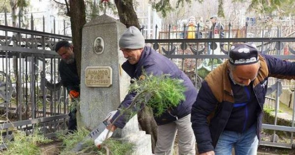 В Душанбе состоялся субботник по благоустройству воинских захоронений