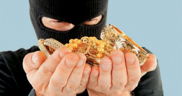 Из дома жителя района Рудаки украли «золото» и телефон