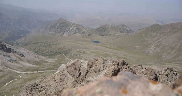 Спасатели КЧС сняли с горы трех человек