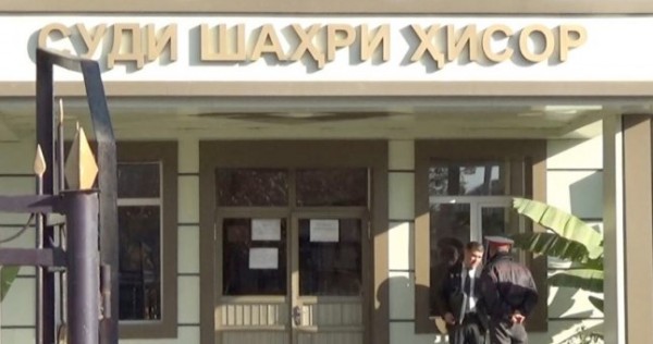 На западе Таджикистана милиционер напал с топором на вторую жену и падчерицу
