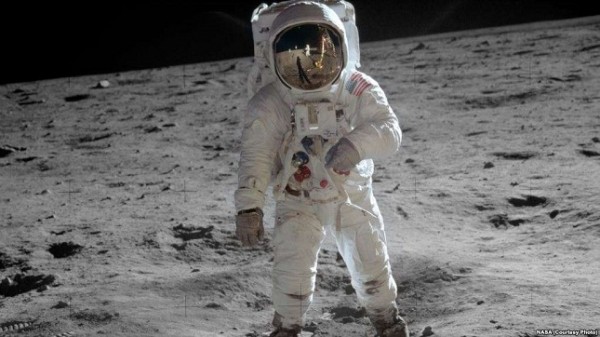 Пенс: американские астронавты вернутся на Луну к 2024 году