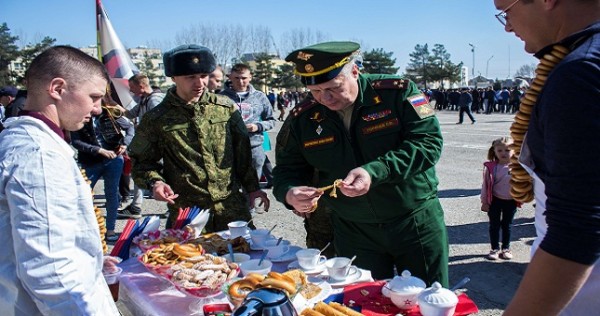 В Душанбе военнослужащие 201 РВБ пышно отпраздновали «Масленицу»