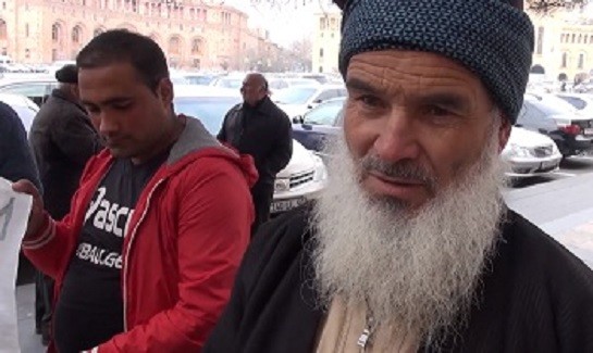 Группа граждан Таджикистана провела акцию протеста у здания правительства Армении