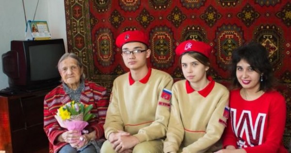 В Таджикистане школьники поздравили ветерана войны с Днем защитника Отечества