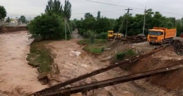 Сотрудники КЧС укрепляют берега реки Элок в районе Рудаки