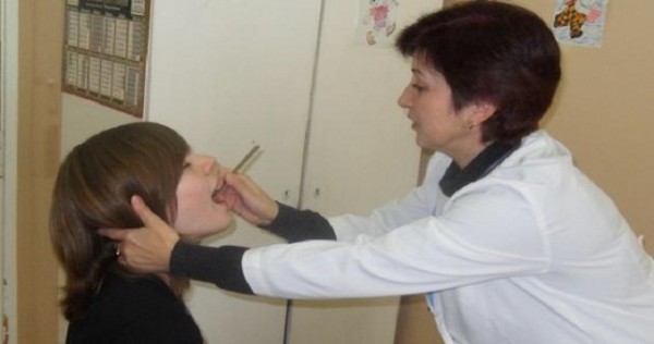 В школах Душанбе проходят плановые медицинские обследования учащихся