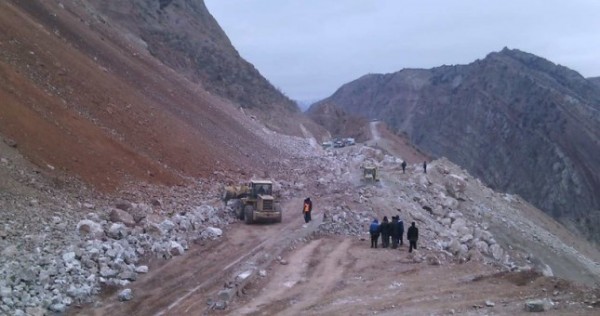 Камнепады и оползни перекрыли автодорогу Душанбе-Хорог