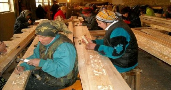 Таджикские женщины учатся чинить стиральные машины и лепить кирпичи