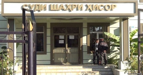Суд Гиссара поставил точку в споре группы жителей с семьей убитого священнослужителя