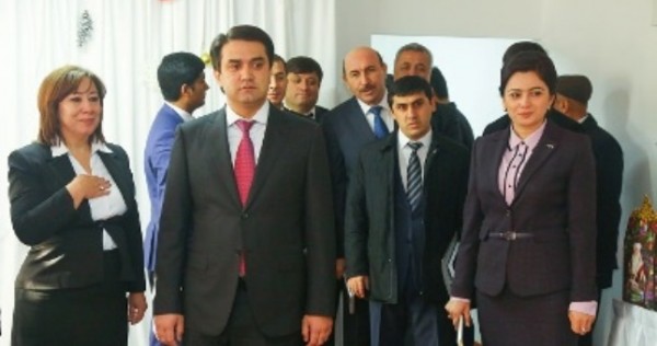 Рустам Эмомали вручил новогодние подарки воспитанникам Детского дома в Душанбе