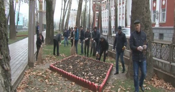 Таджикские милиционеры очистили от мусора центр Душанбе