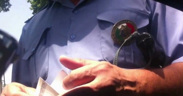 На севере Таджикистана сотрудник ГАИ задержан по подозрению в получении взятки