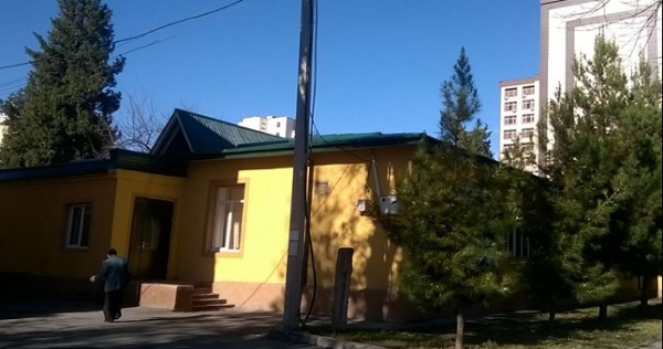 Жители Душанбе возмутились сносом школы в середине учебного года